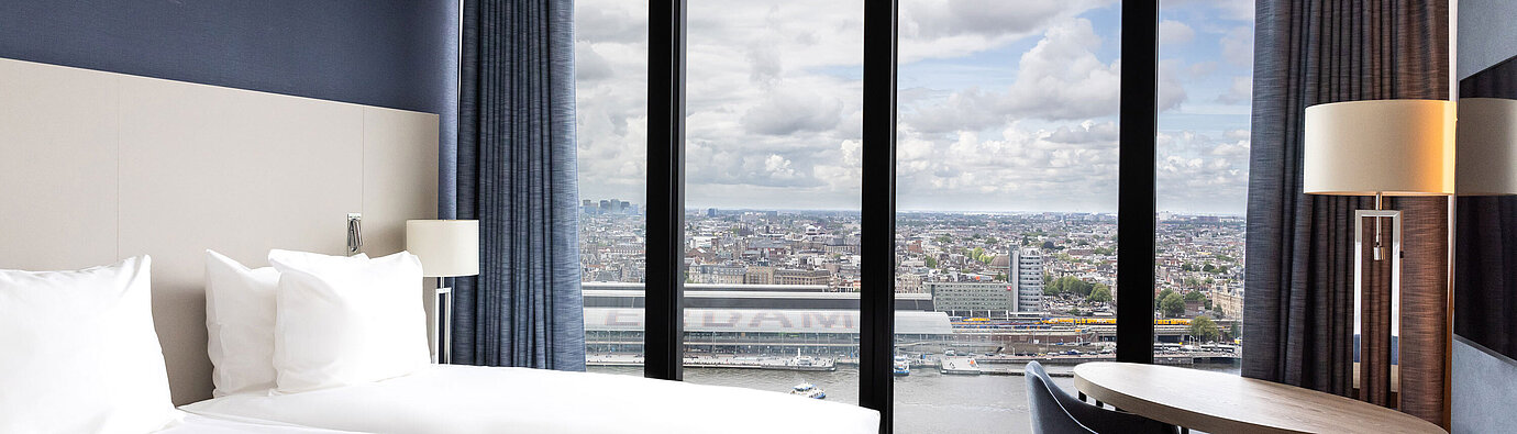Doppelzimmer mit großem Fenster und Blick auf Amsterdam im Maritim Hotel