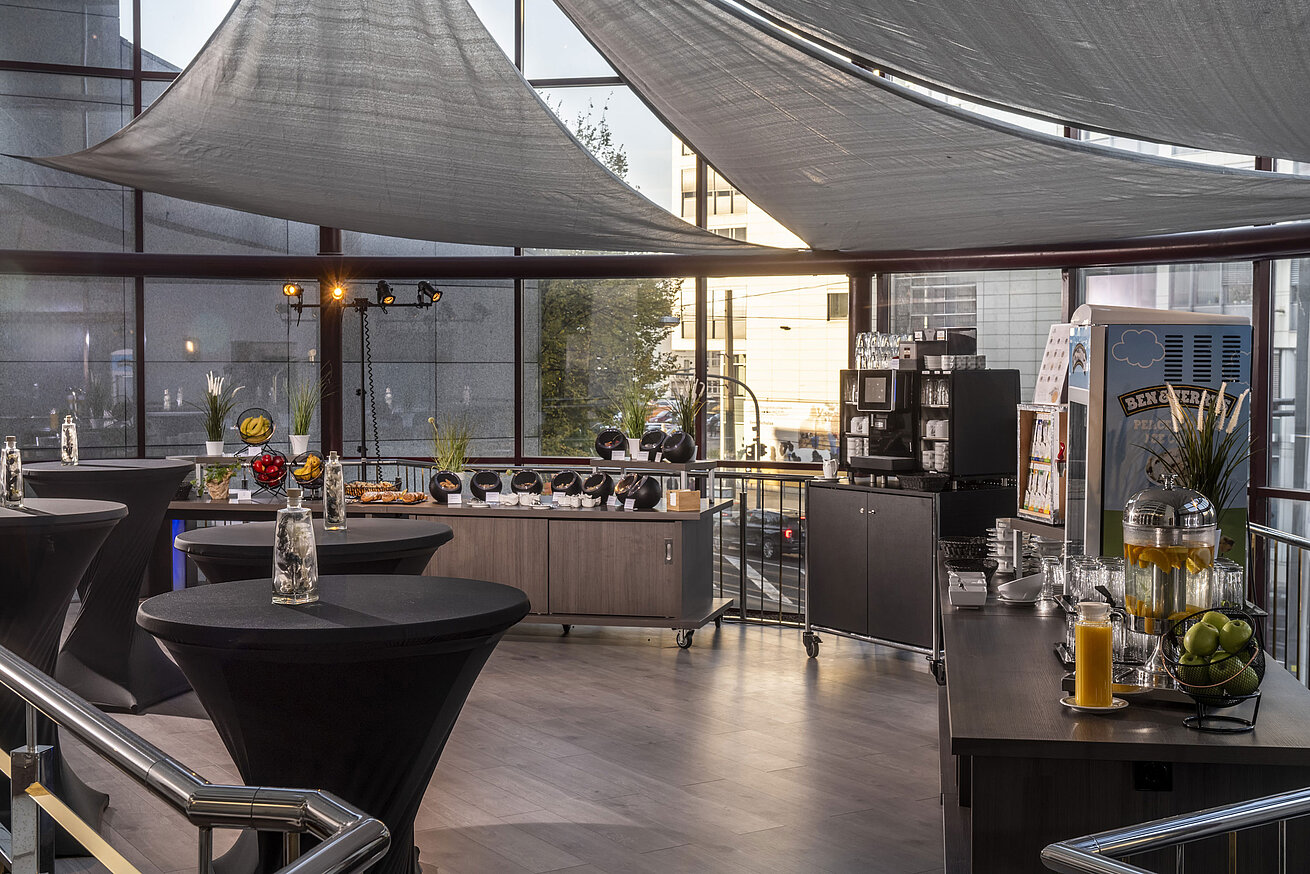Modern gestalteter Kaffeepausenbereich mit Snacks und Getränken im Maritim Hotel Magdeburg