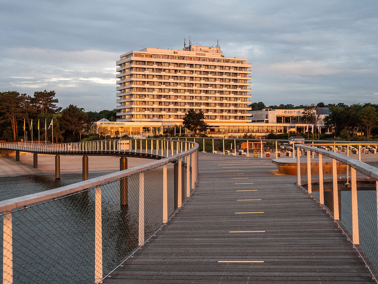Seebrücke Maritim Seehotel Timmendorfer Strand von der Seebrücke aus mit Strand und Ostseeblick