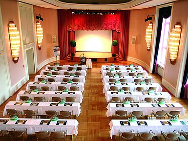 Historischer Vortragssaal im Maritim Hotel Bad Wildungen mit Bühne und Tageslicht