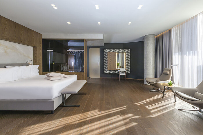 Modernes Zimmer mit Spiegel, Designmöbeln und eleganter Ausstattung im Maritim Hotel Plaza Tirana
