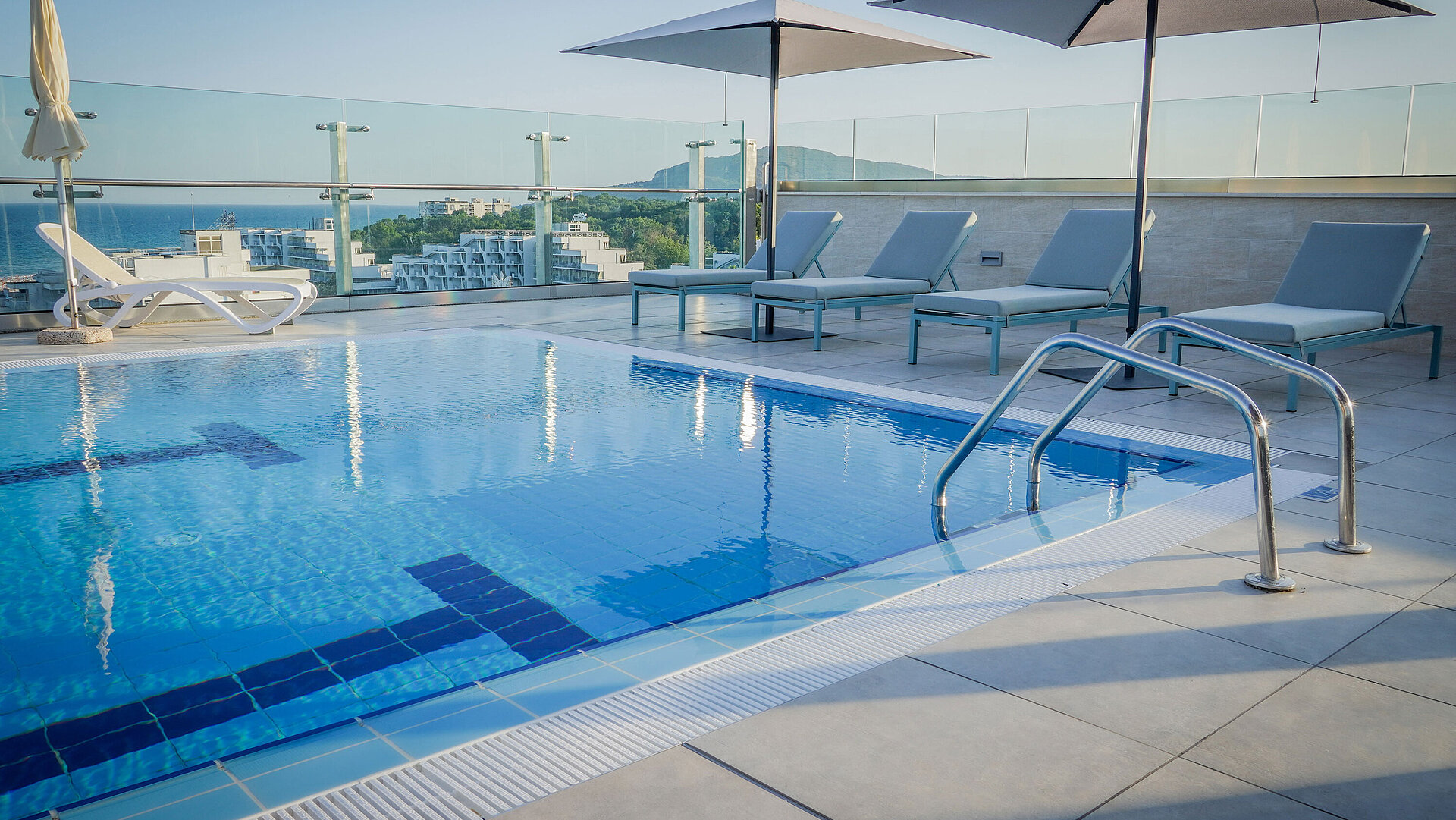 Rooftop Pool | Maritim Hotel Amelia Albena Resort