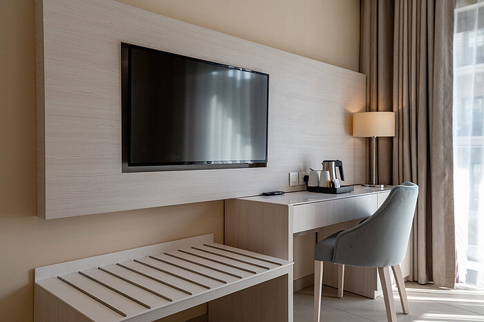Modern ausgestattete Junior Suite im Maritim Antonine Hotel & Spa Malta mit Schreibtisch, TV und Kaffee- und Teestation