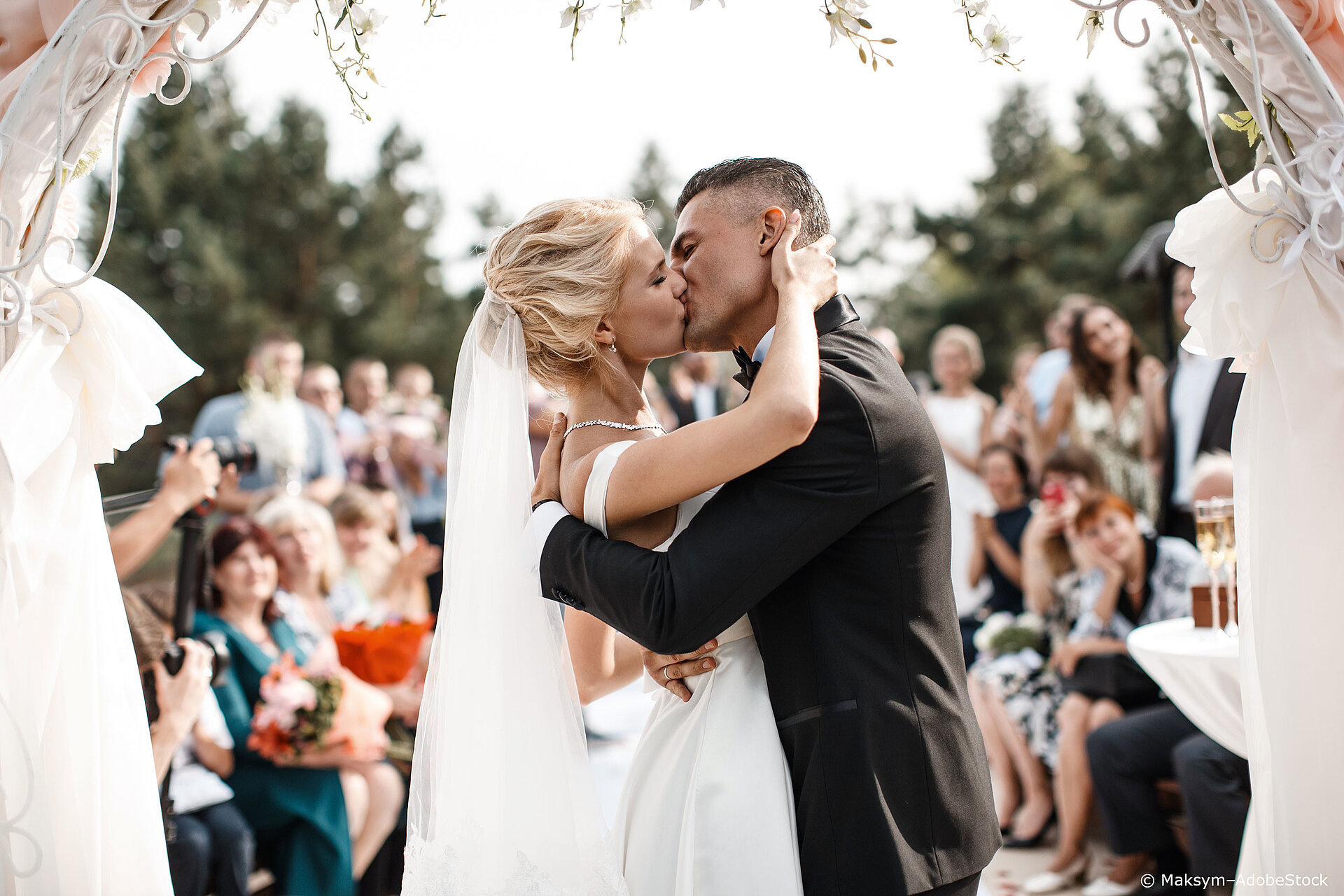 Brautpaar bei der Trauung hochzeitsplanung-checkliste-schritt-für-schritt