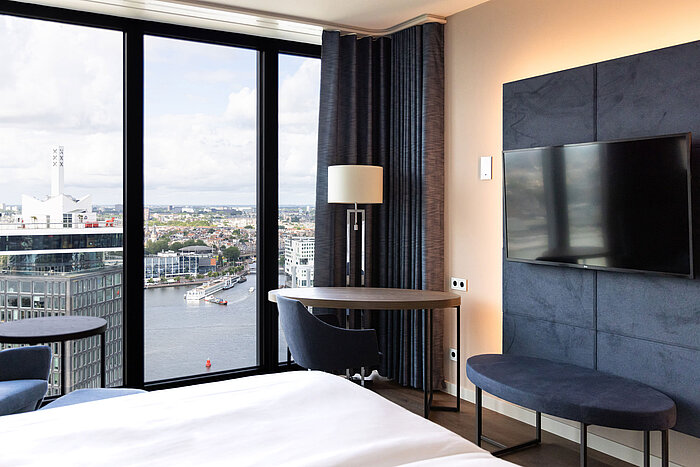 Sitzbereich mit Tisch und Ausblick auf Amsterdam im Maritim Hotel Amsterdam