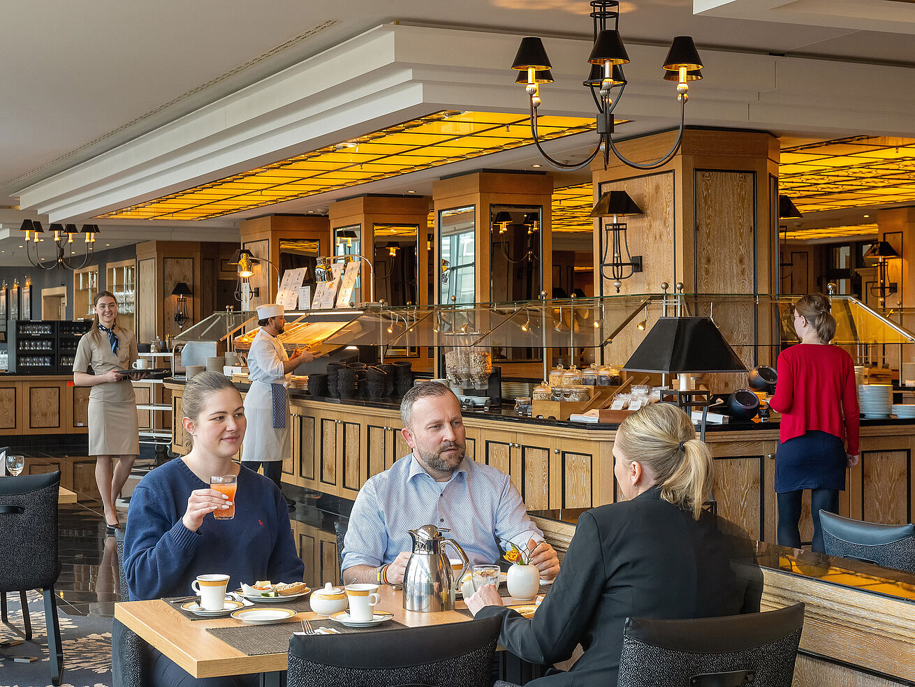 Gäste frühstücken im Restaurant Wintergarten im Maritim Hotel Dresden in stilvoller Atmosphäre.