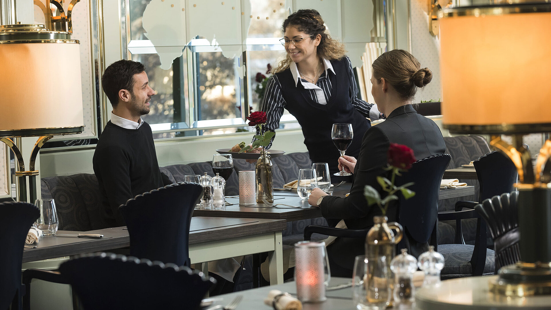 Gemütliches Restaurant mit elegantem Interieur, Kerzenlicht und freundlichem Service im Maritim Hotel Hannover.