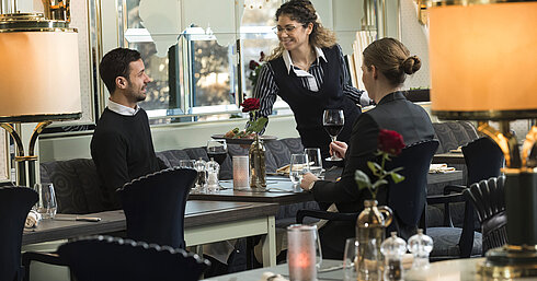 Gemütliches Restaurant mit elegantem Interieur, Kerzenlicht und freundlichem Service im Maritim Hotel Hannover.