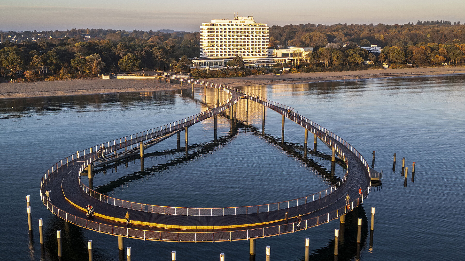 Maritim Seebrücke Beleuchtete Seebrücke bei Abenddämmerung vor dem Maritim Seehotel Timmendorfer Strand.