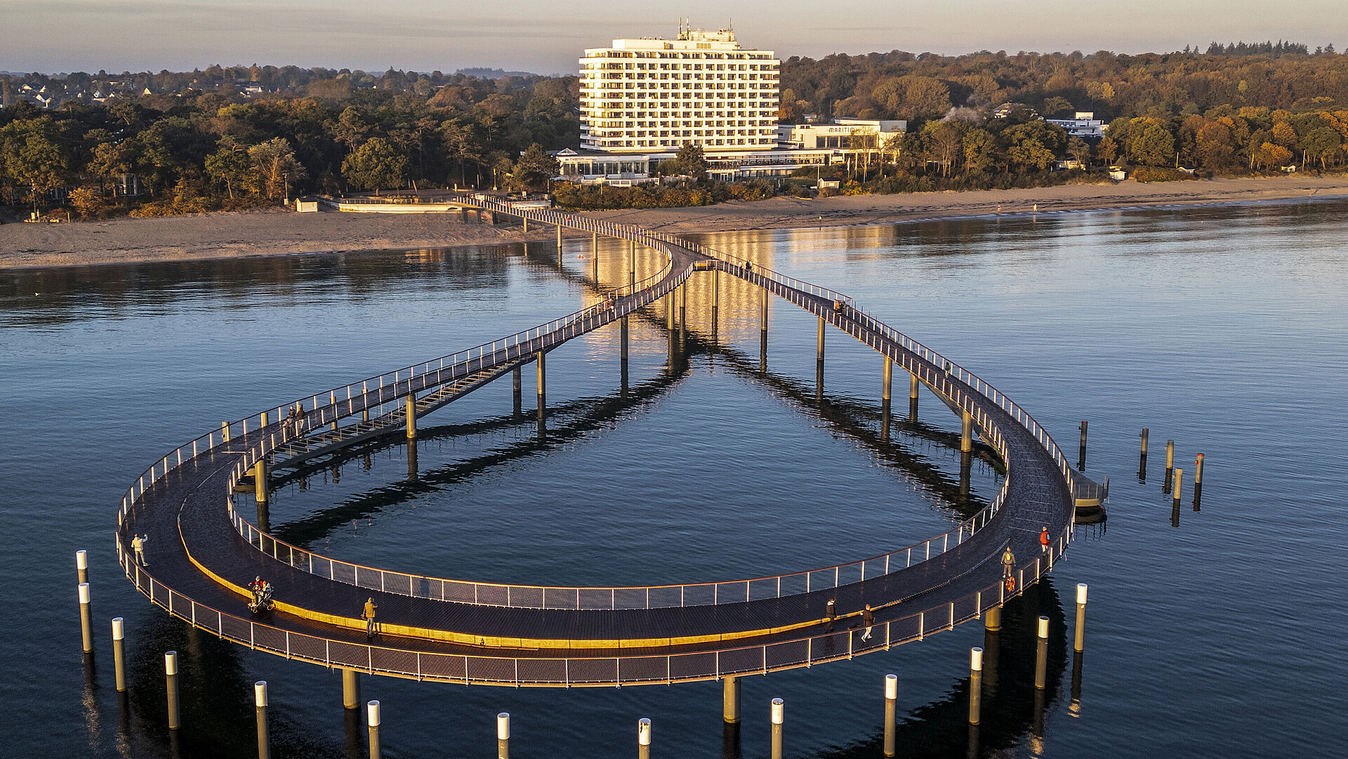 Maritim Seebrücke Beleuchtete Seebrücke bei Abenddämmerung vor dem Maritim Seehotel Timmendorfer Strand.