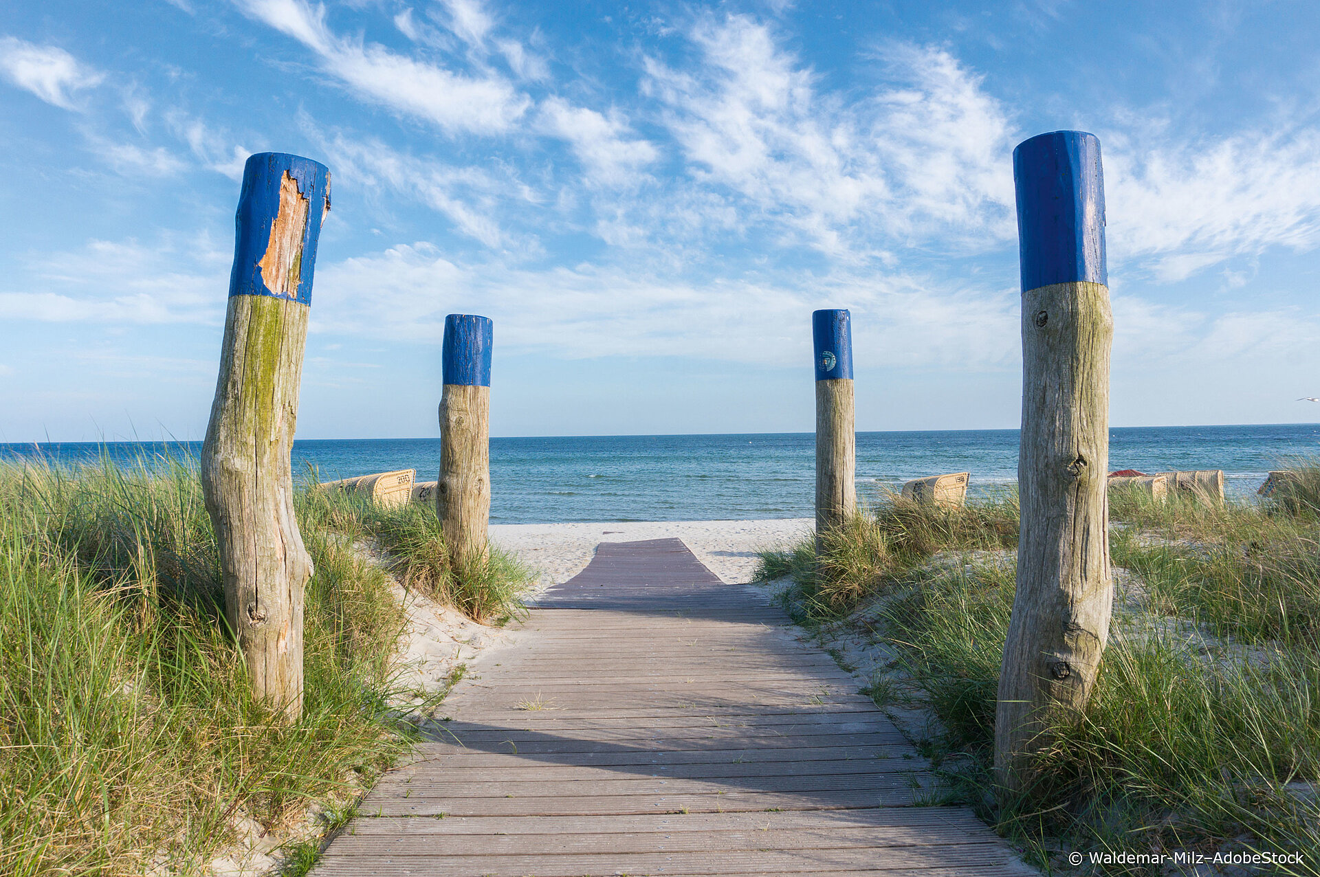 Ein einladender Steg führt direkt an den Sandstrand ostseestraende-steg-an-den-strand