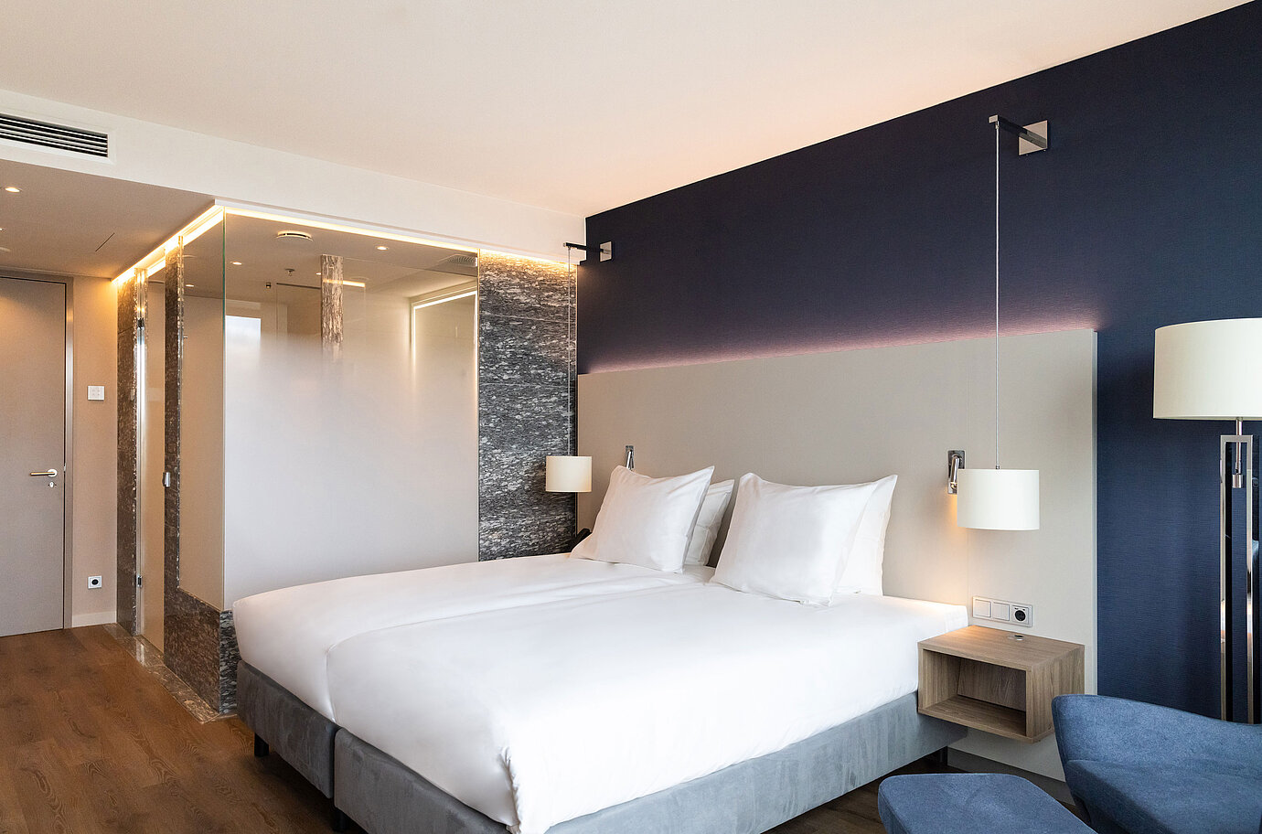Helles Doppelzimmer mit modernem Interieur im Maritim Hotel Amsterdam und Glasbad