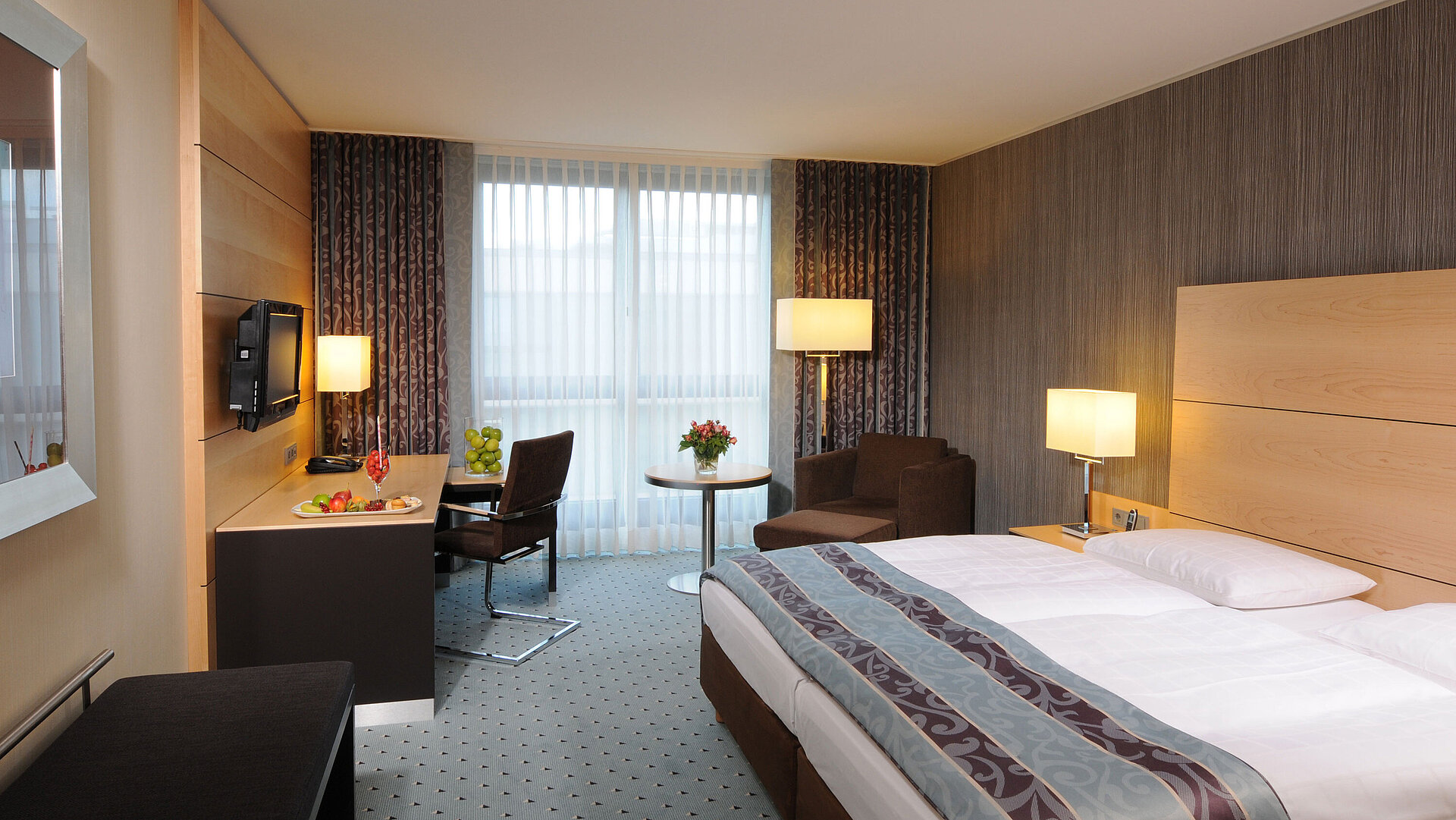 Superior Zimmer Superior Zimmer im Maritim Hotel Düsseldorf mit stilvollem Doppelbett, modernem Schreibtisch, gemütlichem Sitzbereich.