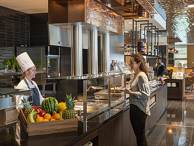 Showküche im Maritim Hotel Ingolstadt mit frischen Zutaten und persönlichem Service.