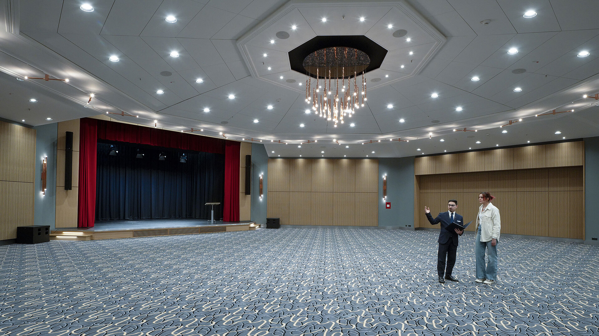 Saal Barbarossa Moderner Veranstaltungssaal Barbarossa im Maritim Hotel Würzburg mit Bühne und Lichttechnik für Events.