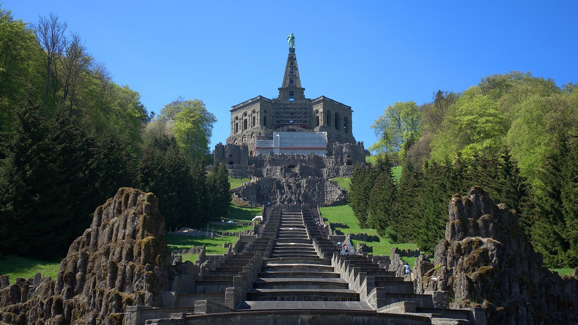 Herkulesdenkmal in Kassel mit barocker Kaskade und grüner Parklandschaft