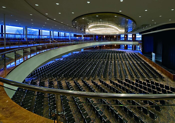 Geräumiger Veranstaltungssaal im Maritim Hotel Düsseldorf mit Reihenbestuhlung und eleganter Galerie für Events.
