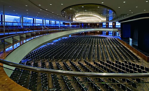 Geräumiger Veranstaltungssaal im Maritim Hotel Düsseldorf mit Reihenbestuhlung und eleganter Galerie für Events.