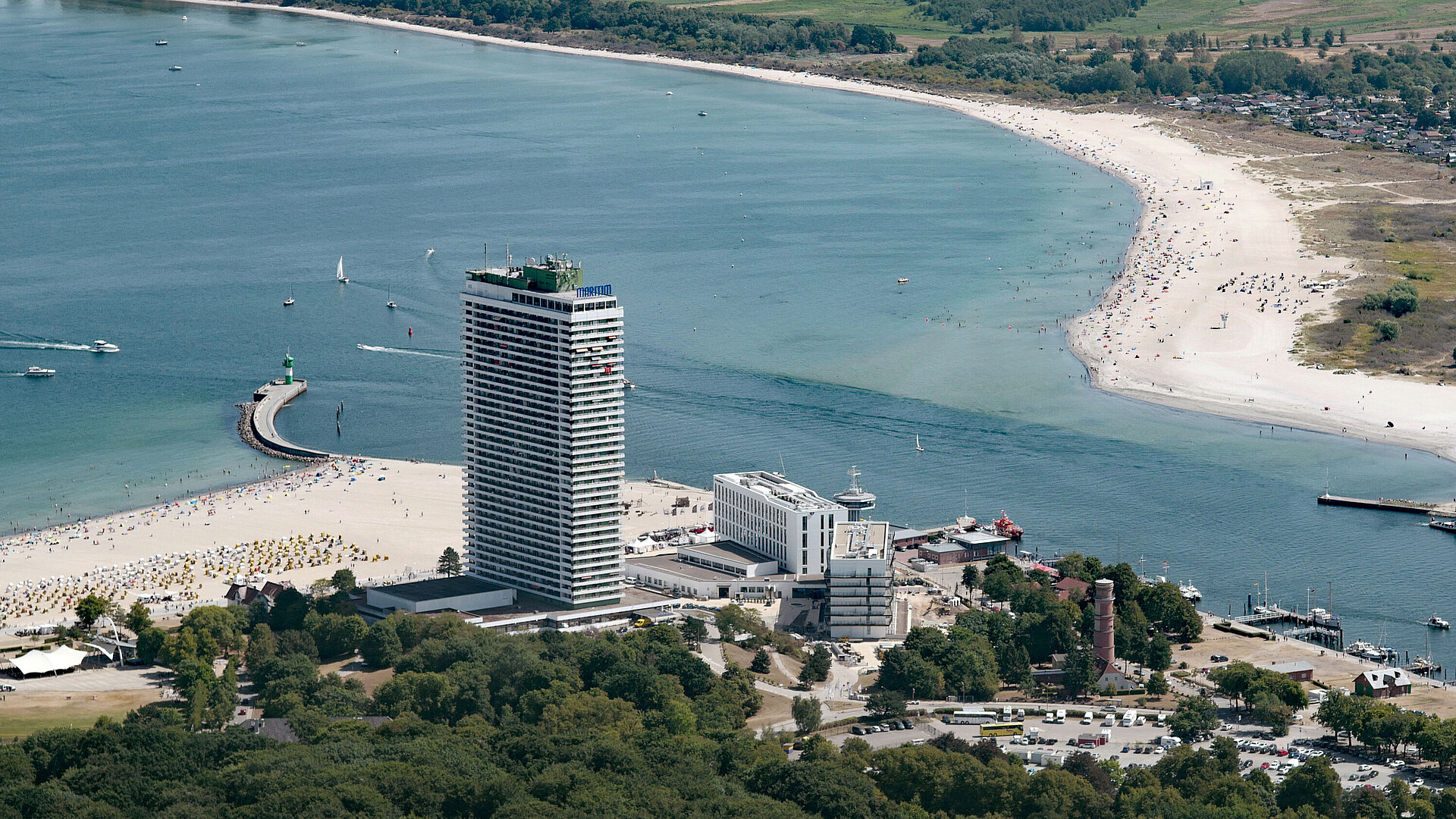 Außenansicht Luftaufnahme des Maritim Hotel Travemünde direkt am Strand mit Blick auf die Lübecker Bucht