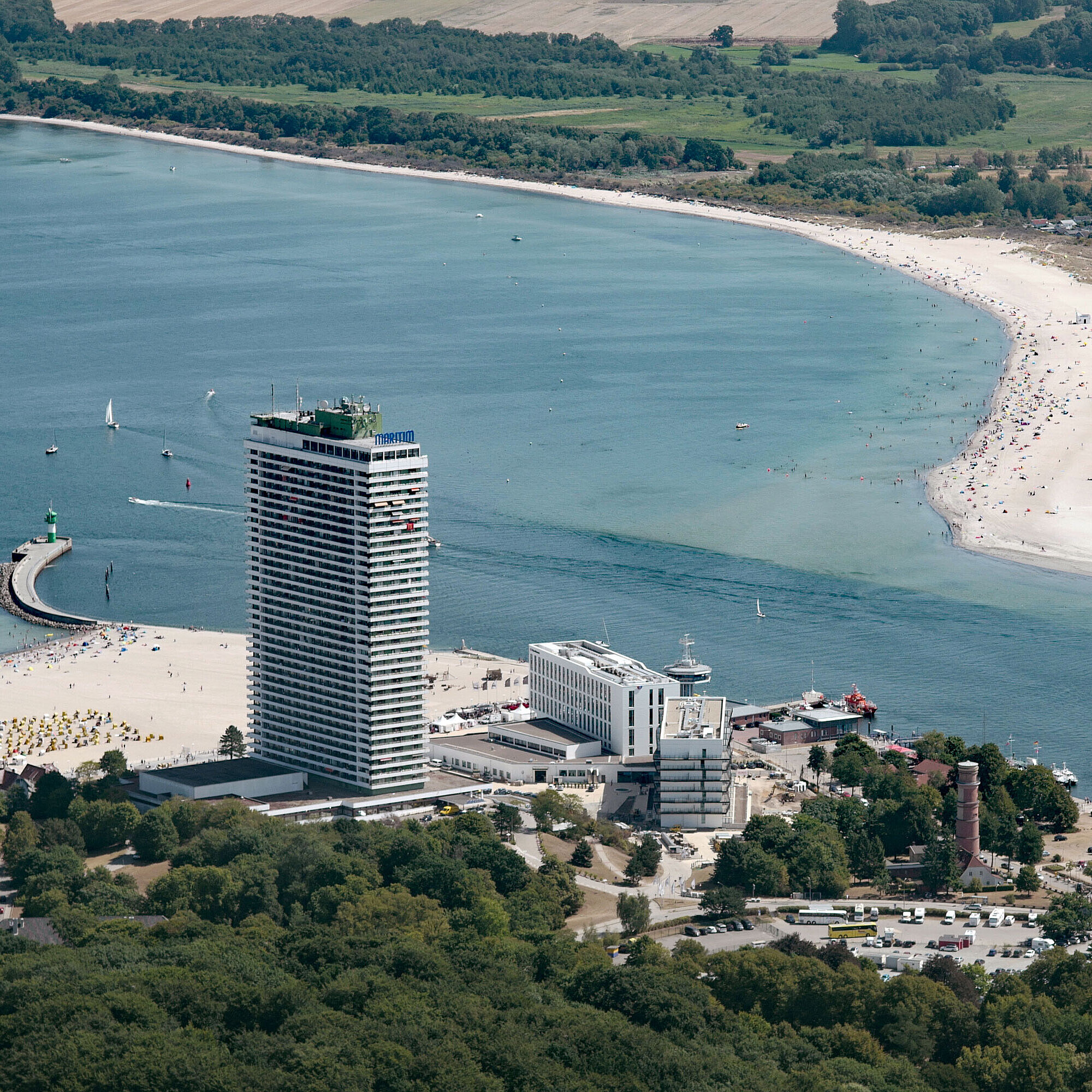 Luftaufnahme des Maritim Hotel Travemünde direkt am Strand mit Blick auf die Lübecker Bucht