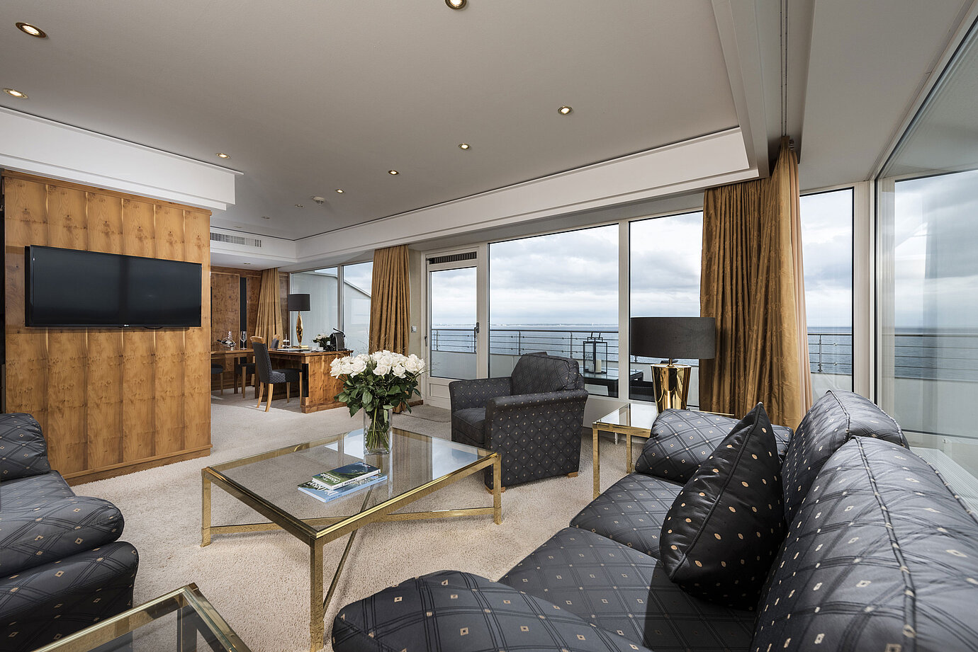 Penthouse-Wohnbereich mit Meerblick, eleganter Einrichtung und großer Glasfront im Maritim Seehotel Timmendorfer Strand.