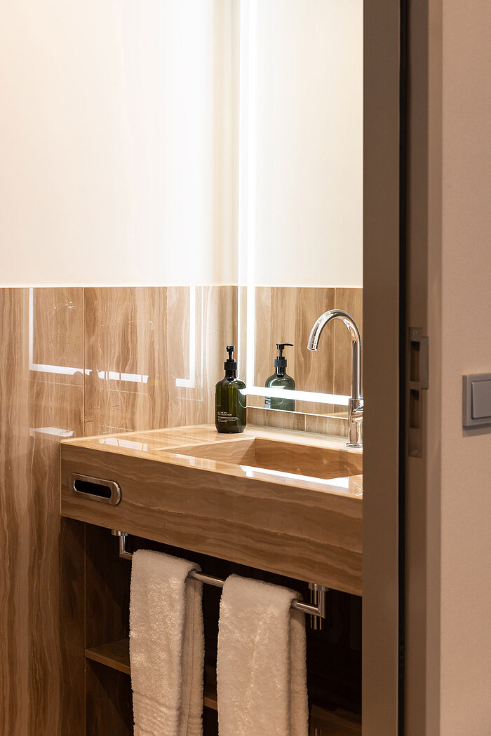 Elegantes Badezimmer im Maritim Hotel Amsterdam mit modernem Waschbecken und Spiegel