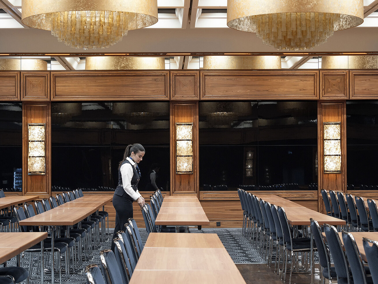 Eleganter Konferenzsaal mit großen Kronleuchtern und Reihenbestuhlung im Maritim Hotel Darmstadt