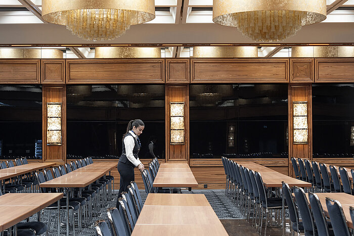 Eleganter Konferenzsaal mit großen Kronleuchtern und Reihenbestuhlung im Maritim Hotel Darmstadt