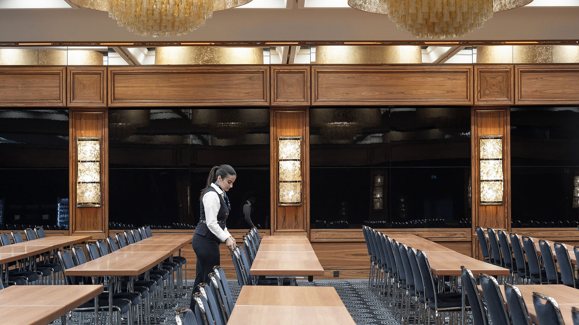 Eleganter Konferenzsaal mit großen Kronleuchtern und Reihenbestuhlung im Maritim Hotel Darmstadt