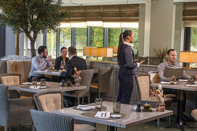 Restaurant Bottaccio im Maritim Hotel Düsseldorf mit eleganter Einrichtung, Gästen beim Essen und freundlichem Servicepersonal.