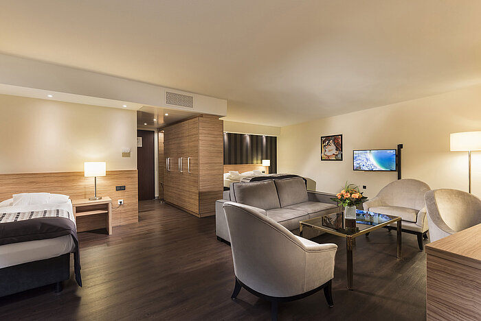 Allergikerzimmer Elegante Suite im Maritim Hotel Königswinter mit modernem Wohnbereich und luxuriöser Einrichtung.