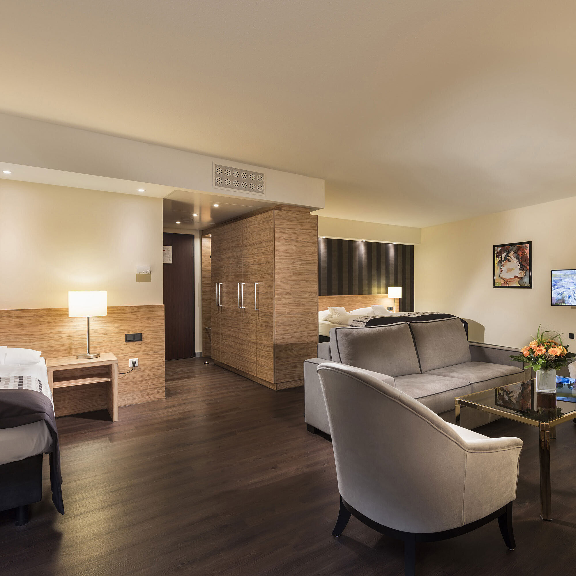  Elegante Suite im Maritim Hotel Königswinter mit modernem Wohnbereich und luxuriöser Einrichtung.