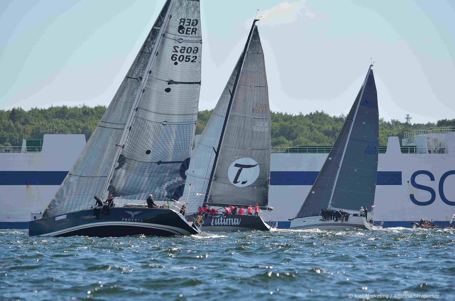 Kieler Woche © Kiel Marketing K. Steigüber Segelregatta mit mehreren Segelyachten auf der Ostsee bei sonnigem Wetter