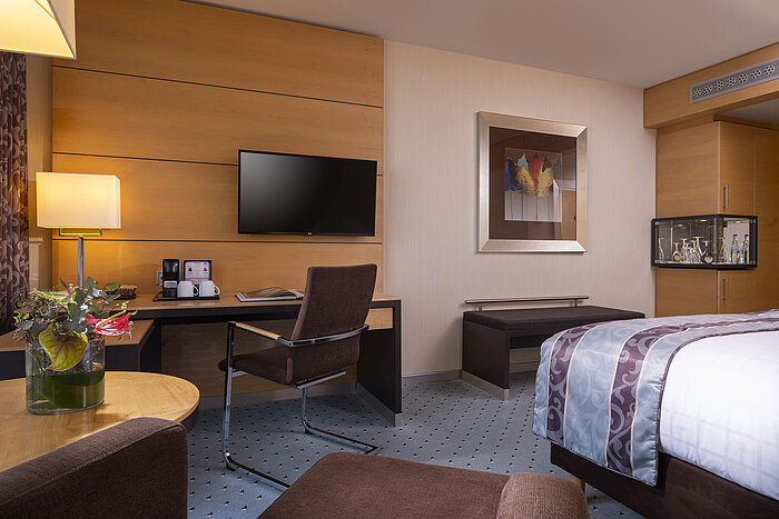 Elegantes Superior Zimmer im Maritim Hotel Düsseldorf mit modernem Schreibtisch, TV und stilvoller Einrichtung.
