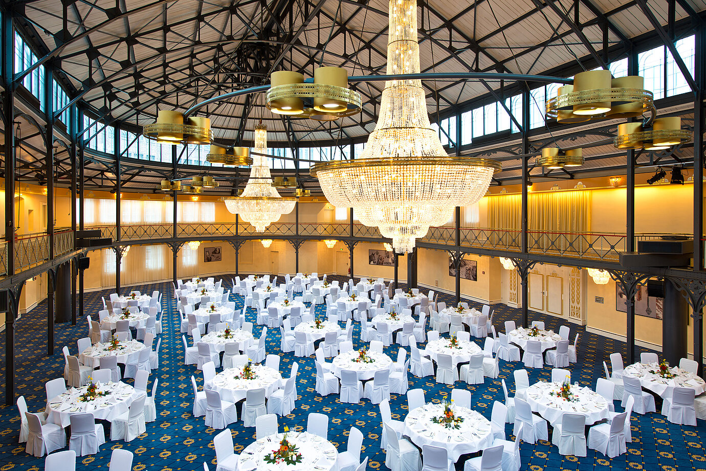Großer Bankettsaal mit runden, festlich gedeckten Tischen und beeindruckenden Kronleuchtern im Maritim Hotel Stuttgart