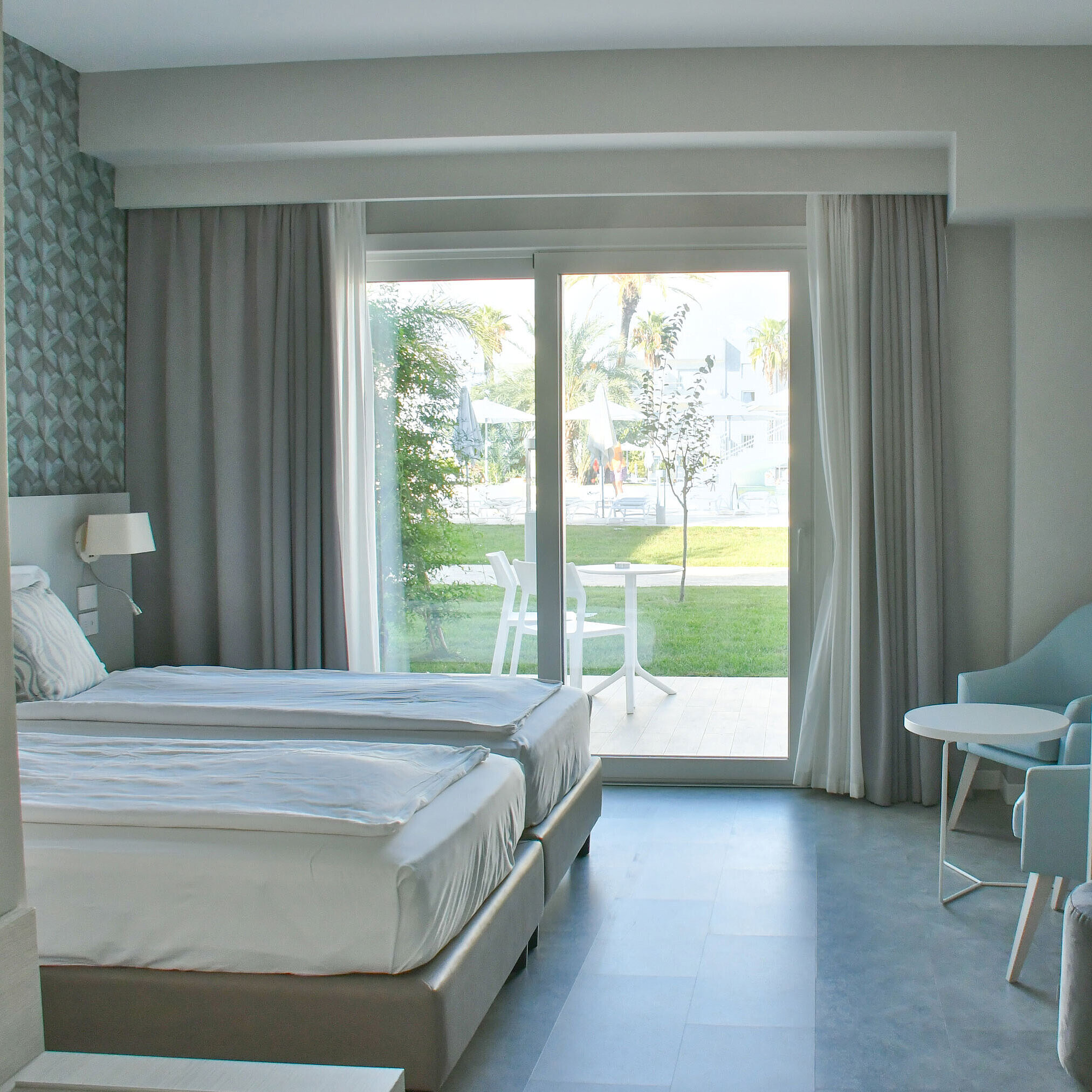 Doppelzimmer Helles Zimmer im Maritim Resort Calabria mit Terrasse und Blick ins Grüne