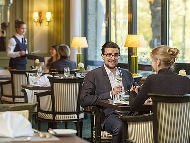 Gäste genießen ein stilvolles Dinner im Restaurant L'Echalote des Maritim Hotel Bremen mit freundlichem Service.