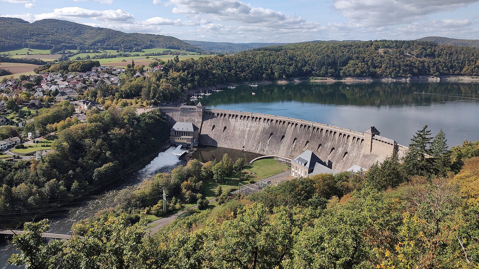 Edertalsperre bei Bad Wildungen Blick auf die Edertalsperre bei Bad Wildungen mit umliegendem See, Wäldern und Dörfern im Sonnenschein