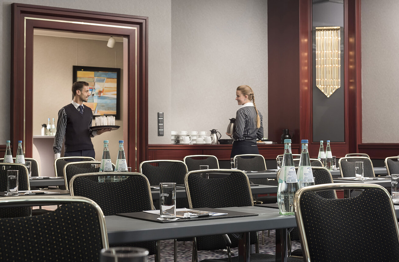 Eleganter Tagungsraum im Maritim Hotel Hannover mit freundlichem Service, Wasserflaschen und stilvollen Sitzgelegenheiten.
