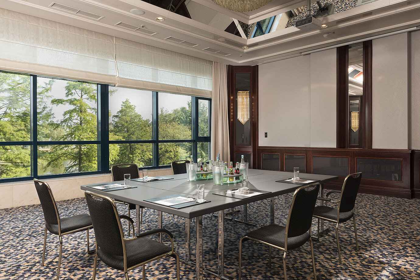 Heller Tagungsraum im Maritim Hotel Hannover mit großen Fenstern, Blick ins Grüne und eleganter Business-Ausstattung.