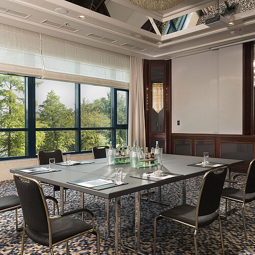 Heller Tagungsraum im Maritim Hotel Hannover mit großen Fenstern, Blick ins Grüne und eleganter Business-Ausstattung.