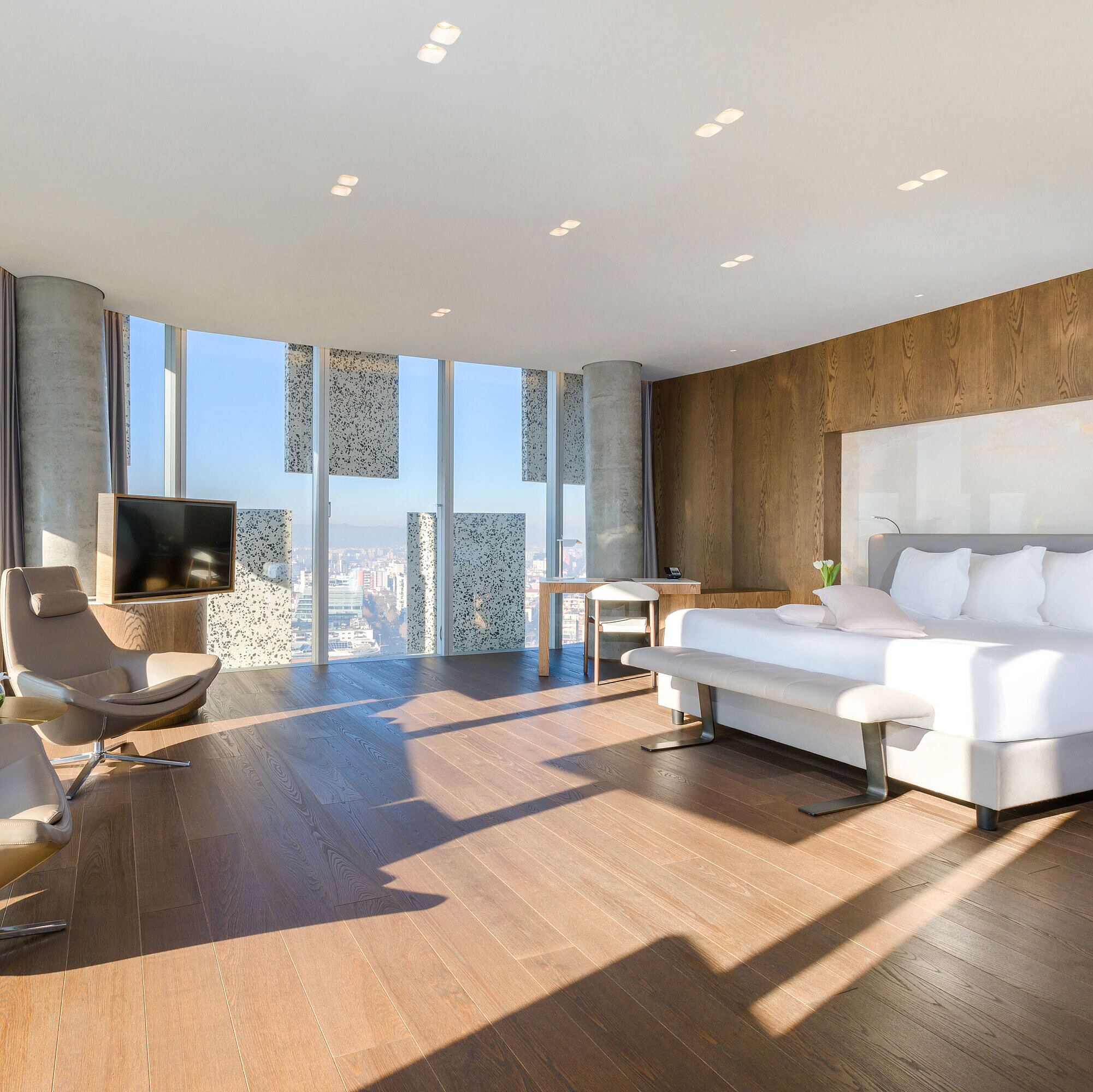 Zimmer Helle Panorama Suite mit Stadtblick und Designmöbeln im Maritim Hotel Plaza Tirana