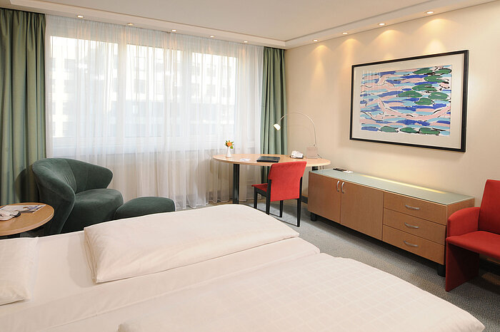 Komfortables Doppelzimmer im Maritim proArte Hotel Berlin mit modernem Design und Schreibtisch.