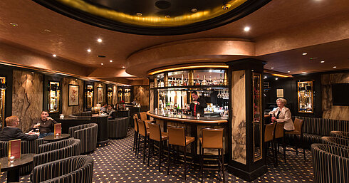 Stilvolle Hotelbar im Maritim Hotel Fulda mit gemütlicher Atmosphäre, eleganter Theke und entspannter Lounge.