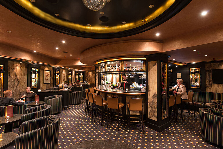Stilvolle Hotelbar im Maritim Hotel Fulda mit gemütlicher Atmosphäre, eleganter Theke und entspannter Lounge.