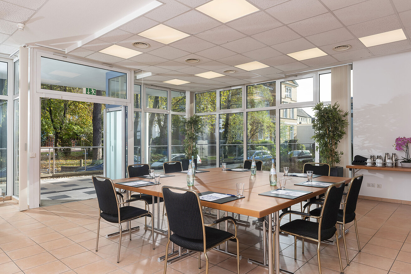 Tagungsraum mit großen Fenstern und direktem Zugang zur Terrasse im Maritim Hotel Königswinter.