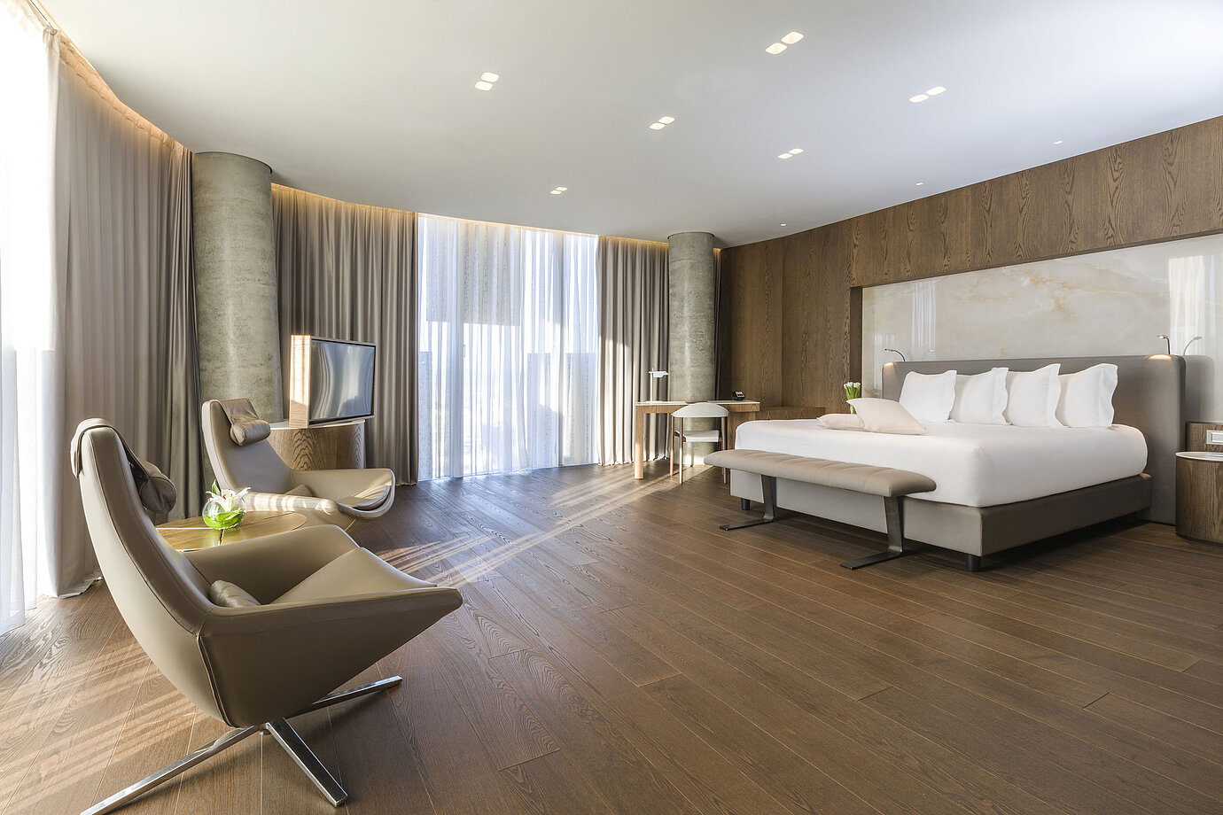 Großzügiges Zimmer mit Panoramafenstern, Sesseln und modernem Design im Maritim Hotel Plaza Tirana