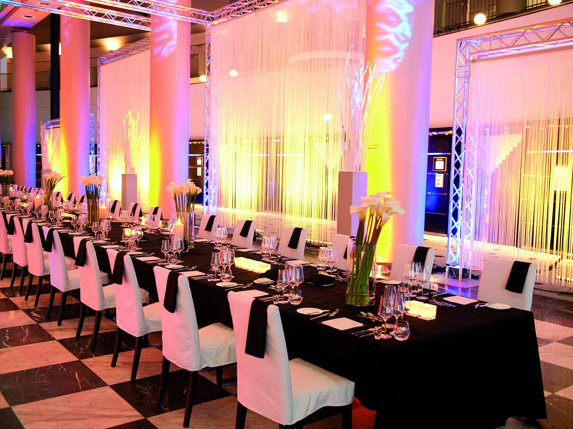 Bankett Elegantes Bankett-Setup mit langen Tischen und stimmungsvoller Beleuchtung im Maritim Hotel Bremen.