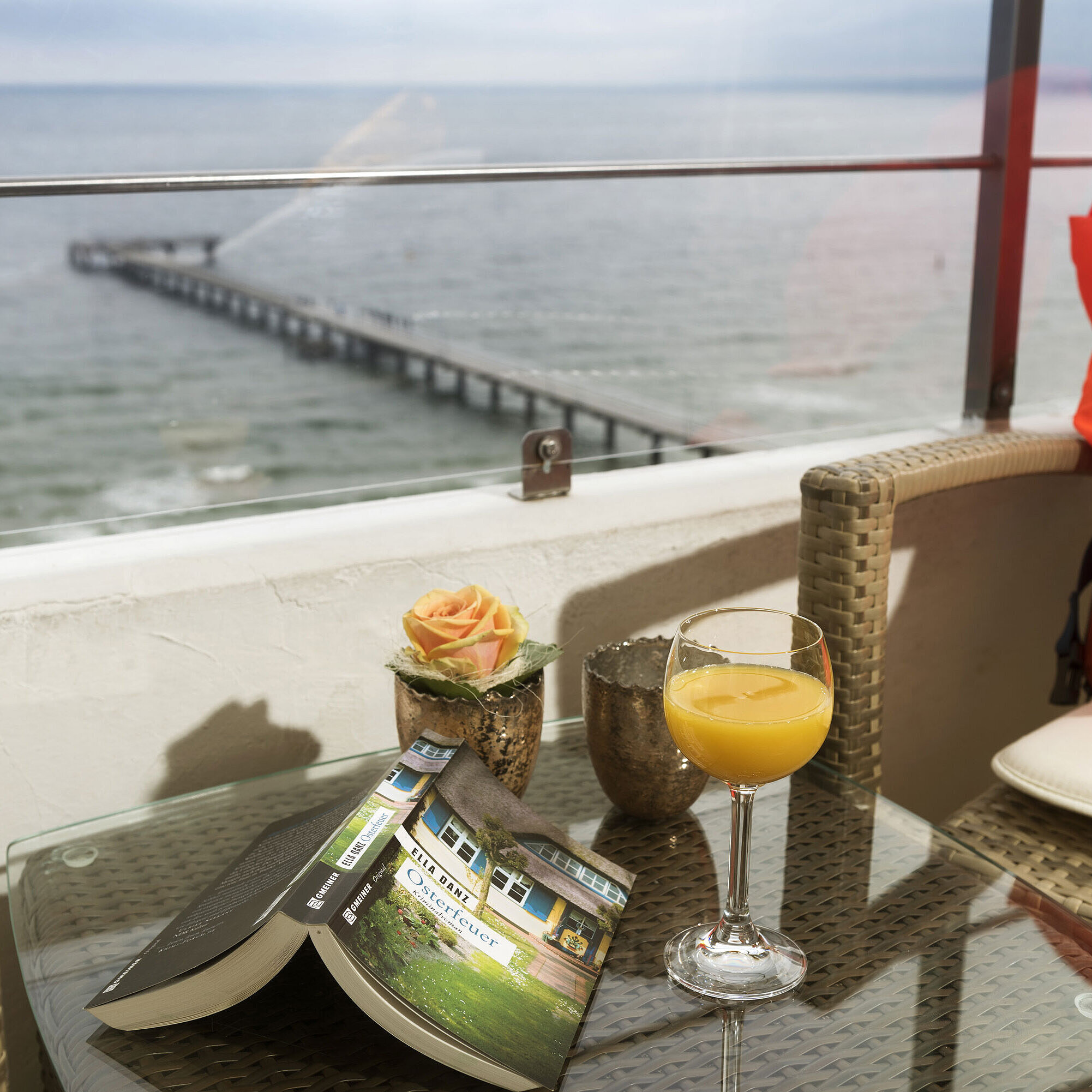 Balkon mit Meerblick Balkon mit Meerblick, Glas Orangensaft, Buch und Rettungsweste im Maritim Seehotel Timmendorfer Strand.