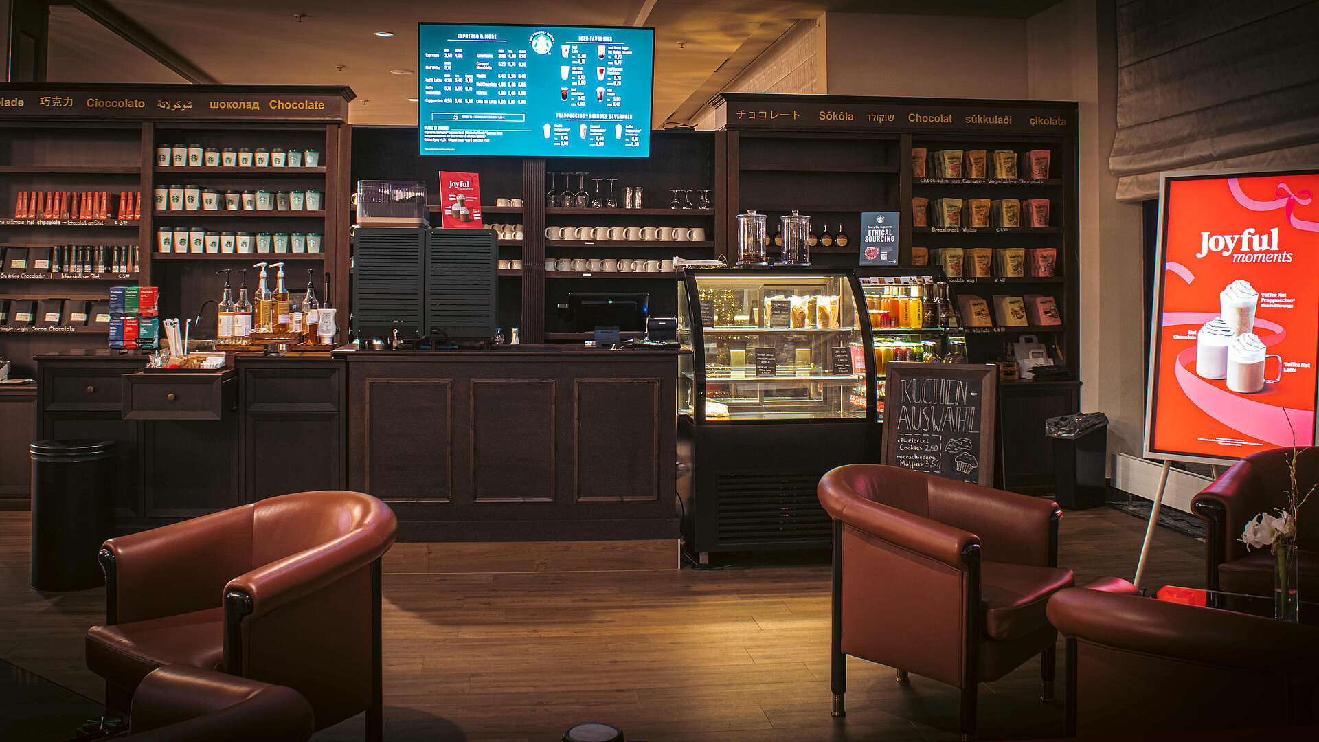Café im Maritim Hotel Bonn mit Starbucks-Kaffee, Snacktheke, Kuchenvitrine und gemütlichen Sitzgelegenheiten im modernen Ambiente